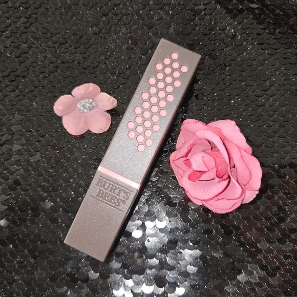 Burt's Bees 100% Natural Moisturizing Satin Lipstick NWT - Picture 2 of 8